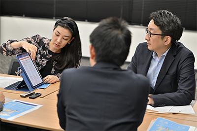 正直ノート＋を確認している様子