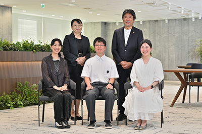 前列：坂井田さん（左）、高野さん（中央）、岡本さん（右）後列：河内先生（左）、深浦先生（右）