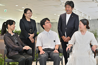 前列：坂井田さん、高野さん、岡本さん後列：河内先生、深浦先生